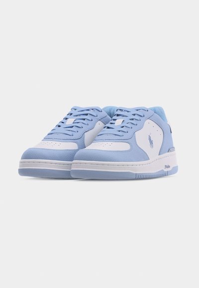 Nizki supergi v svetlomodri in beli barvi z zavezovanjem spredaj, oblazinjenim ovratnikom ter logotipom Polo na strani in podplatu.