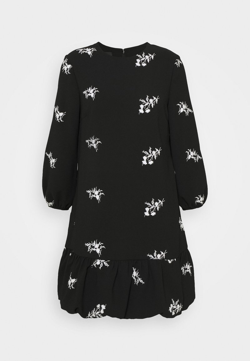 Robe noire à manches longues avec broderie florale blanche, encolure ronde, manches bouffantes et ourlet à volants froncés.