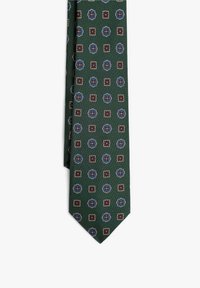 Corbata verde con un patrón que presenta un diseño repetido de flores azules con acentos rojos y centros amarillos sobre una tela de seda texturizada.