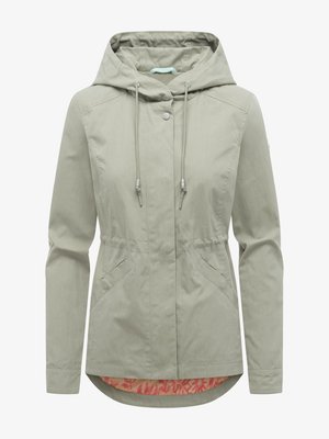 Veste à capuche gris clair avec cordon de serrage, fermeture à boutons-pression, taille cintrée, poches latérales inclinées et doublure florale rose visible à l'ourlet.