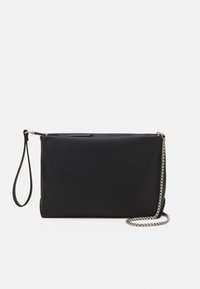 Černá psaníčko vyrobené z hladkého materiálu, obdélníkového tvaru s řetízkovým popruhem a zápěstním poutkem, se zipovým uzávěrem.