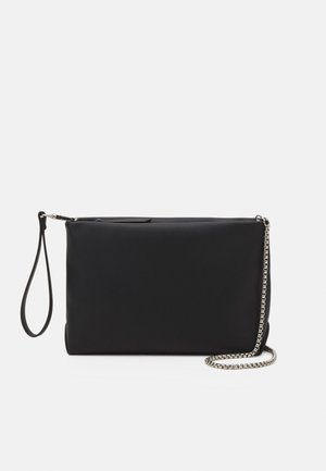 Sort clutch taske lavet af glat materiale, rektangulær form med en kædestrop og en håndledshåndtag, der har en lynlåslukning.