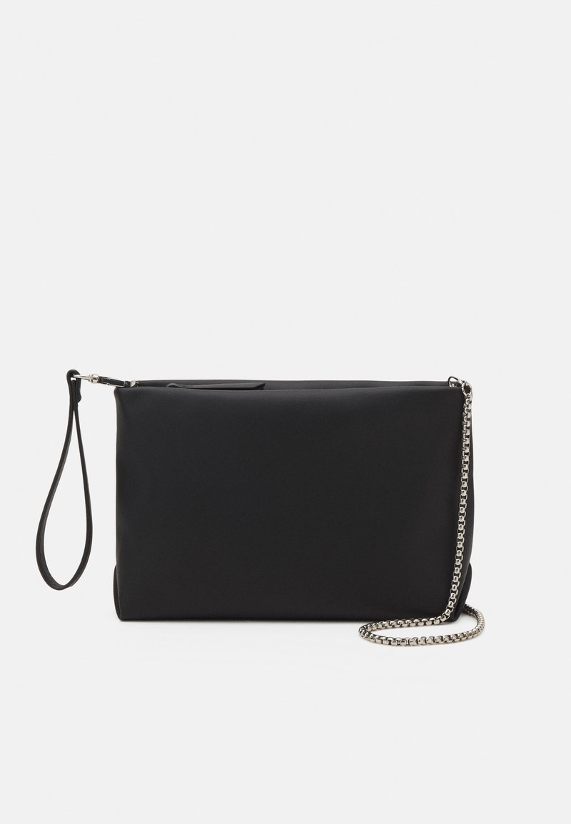 Černá psaníčko vyrobené z hladkého materiálu, obdélníkového tvaru s řetízkovým popruhem a zápěstním poutkem, se zipovým uzávěrem.