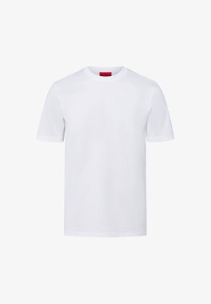 Ein schlichtes, weißes T-Shirt mit kurzen Ärmeln und Rundhalsausschnitt, mit einem roten Innenetikett am Kragen, auf einem weißen Hintergrund präsentiert.