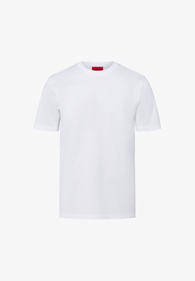 Effen wit t-shirt met korte mouwen en ronde hals, met een rode binnenlabel bij de kraag, gepresenteerd op een witte achtergrond.