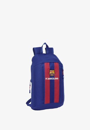 Sac à dos bleu avec des rayures verticales rouge et bleue, logo du FC Barcelone, compartiment avec zip et bretelles rembourrées et ajustables.
