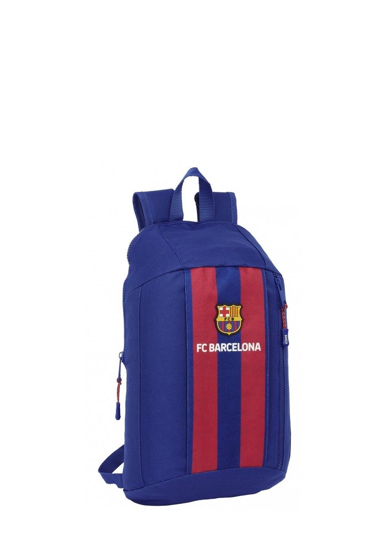 Niebieski plecak z pionowymi czerwono-niebieskimi paskami, logo FC Barcelona, zamykaną kieszenią oraz regulowanymi, wyściełanymi szelkami.