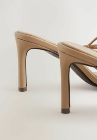 Nude High-Heelsandalen mit einem oberen Teil aus glattem Leder, spitzem Zehenbereich und einem schlanken Stiletto-Absatz. Verfügt über eine schwarze Sohle und ein minimalistisches Design.