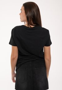 Paradiso Clothing FLEETWOOD DOVE - Print T-shirt - black