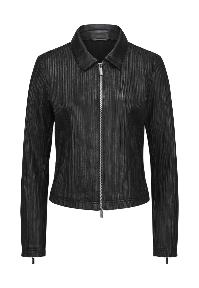 Schwarze Lederjacke mit vertikal gerippter Textur, einem Kragen und einem Reißverschluss vorne. Hat enganliegende Ärmel und einen verkürzten Saum.