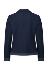 Blazer marine avec une finition texturée, présentant un col à revers, des manches longues et une légère forme peplum. Bord contrasté à l'ourlet et aux poignets.