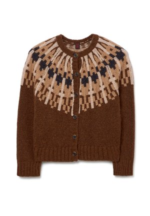 Cardigan en tricot marron avec un empiècement à motifs comportant des accents beige et marron foncé, des poignets et un ourlet côtelés, et cinq boutons foncés.