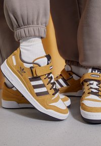 adidas Originals FORUM LOW - Sapatilhas - brown