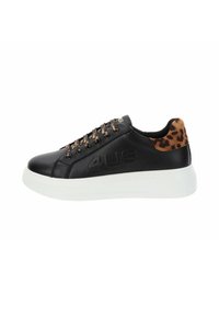 Baskets noires avec une tige en cuir lisse, une semelle en caoutchouc blanche et un accent en imprimé léopard sur le talon. Comprend des œillets et des lacets dorés.
