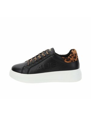 Czarny sneaker z gładką skórzaną cholewką, białą gumową podeszwą i akcentem w panterkę na pięcie. Złote oczka i sznurówki.