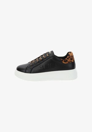 Baskets noires avec une tige en cuir lisse, une semelle en caoutchouc blanche et un accent en imprimé léopard sur le talon. Comprend des œillets et des lacets dorés.