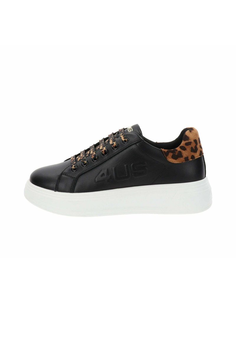 Baskets noires avec une tige en cuir lisse, une semelle en caoutchouc blanche et un accent en imprimé léopard sur le talon. Comprend des œillets et des lacets dorés.