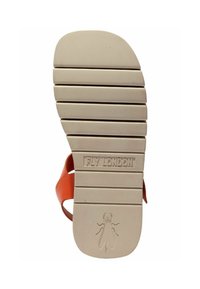 Biała gumowa podeszwa o ryflowanej teksturze, z wytłoczonym logo "FLY LONDON" i motywem owada; pomarańczowy pasek przypięty po bokach.