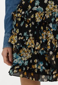 Lauren Ralph Lauren FLORAL RUFFLE TRIM GEORGETTE MINISKIRT - Minisukňa - black/multi