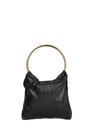 Bolso de mano de cuero negro con un gran asa circular de metal dorado, textura suave y ligeramente arrugada, sobre fondo blanco.
