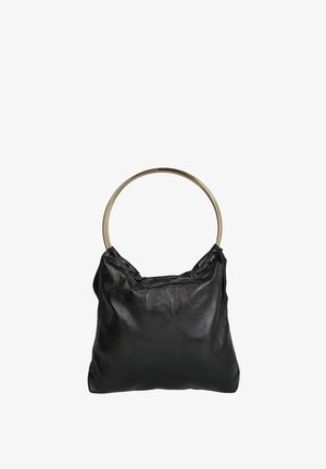 Bolso de mano de cuero negro con un gran asa circular de metal dorado, textura suave y ligeramente arrugada, sobre fondo blanco.