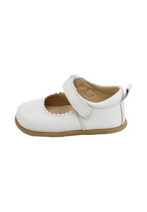 Zapato Mary Jane de cuero blanco con borde ondulado y correa ajustable, que cuenta con un interior suave y una ligera suela de goma marrón.