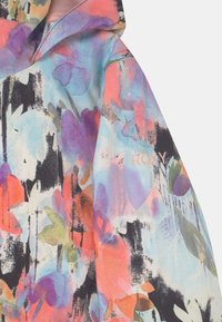 Hooded jack met een levendig abstract bloemmotief in paars, koraal, blauw en zwart, met "ROXY" geborduurd op de mouw.