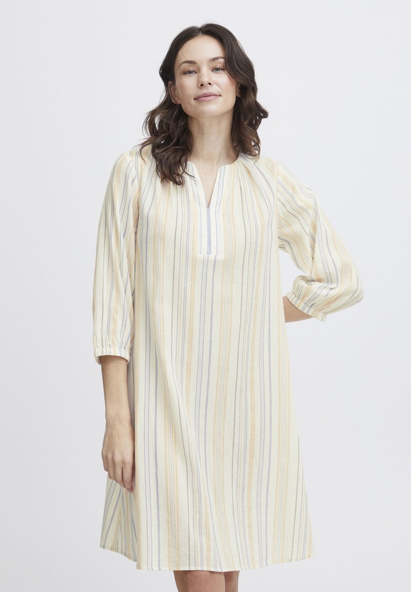 Vestido a rayas en amarillo claro con líneas azules y naranjas, con escote en V, mangas de 3/4 y un corte relajado. Tejido suave y texturizado.