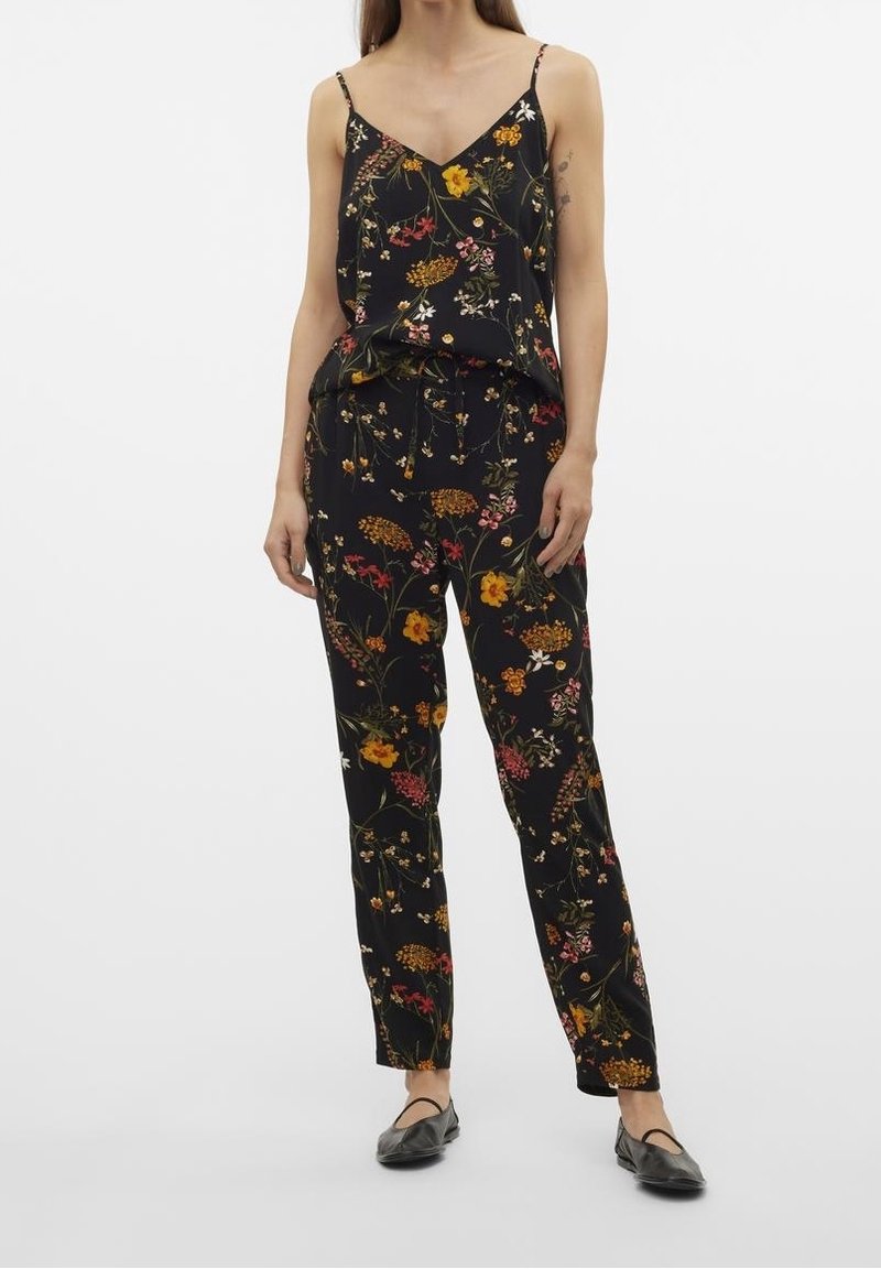 Completo due pezzi floreale nero composto da un top senza maniche e pantaloni abbinati, entrambi con motivi floreali multicolori e una vestibilità comoda.