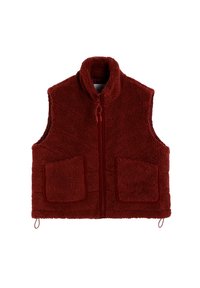 Chaleco de forro polar rojo con cuello alto, cremallera frontal completa y dos grandes bolsillos de parche. Material texturizado con un aspecto suave y cálido.