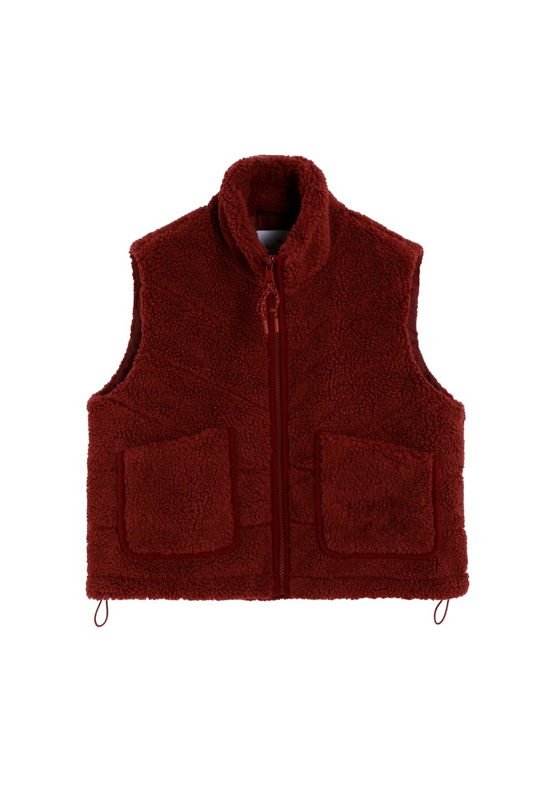 Chaleco de forro polar rojo con cuello alto, cremallera frontal completa y dos grandes bolsillos de parche. Material texturizado con un aspecto suave y cálido.