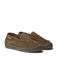 Hnědé semišové slip-on boty s kulatou špičkou a tkanou juta podrážkou. Mají vyšívaný detail kolem podrážky a malou značka na straně.