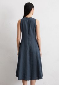 Ärmelloses A-Linien-Kleid aus dunkelblauem Leinen mit einem Schlüssellochverschluss hinten, weicher Textur und einem knielangen Saum.