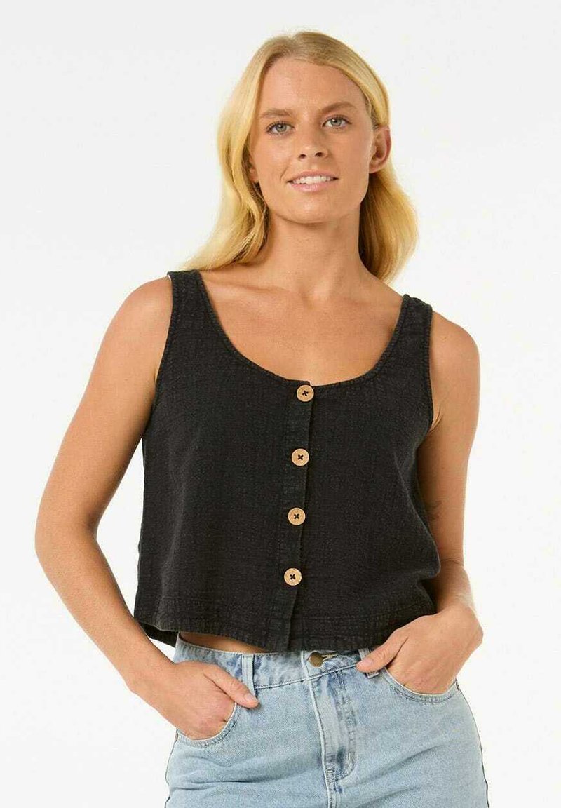 Zwarte cropped tanktop gemaakt van textuurstof, met een ronde halslijn en vijf houten knopen aan de voorkant. Gecombineerd met lichtblauwe jeans.
