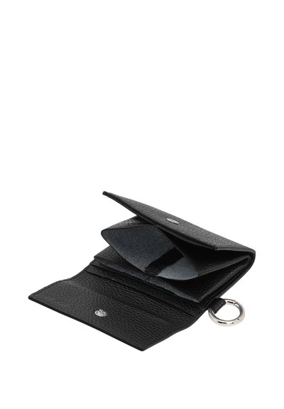 Portefeuille en cuir noir texturé ouvert, montrant plusieurs compartiments et un porte-clés argenté attaché sur le côté.