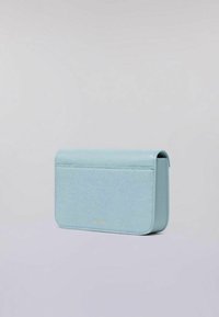 Ljusblå kuvertväska i slätt material, med en platt design, en vikbar flik och diskret guldbearbetning på framsidan.