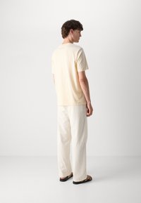 HUGO DERO - T-shirts basic - light beige