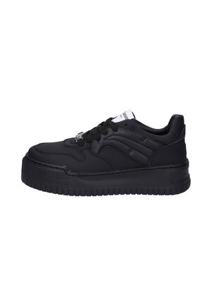 Sneaker neri con parte superiore in pelle texturizzata, punta rotonda e suola piatta in gomma. Caratteristiche includono lacci neri e un'etichetta bianca a contrasto.