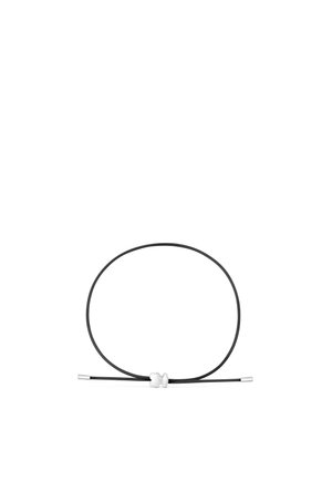 Collar de cordón negro con un pequeño colgante plateado en forma de osito en el centro y puntas plateadas en ambos extremos.