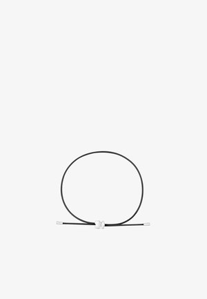 Collier en cordon noir avec un petit pendentif en argent en forme d'ourson au centre et des embouts argentés aux deux extrémités.