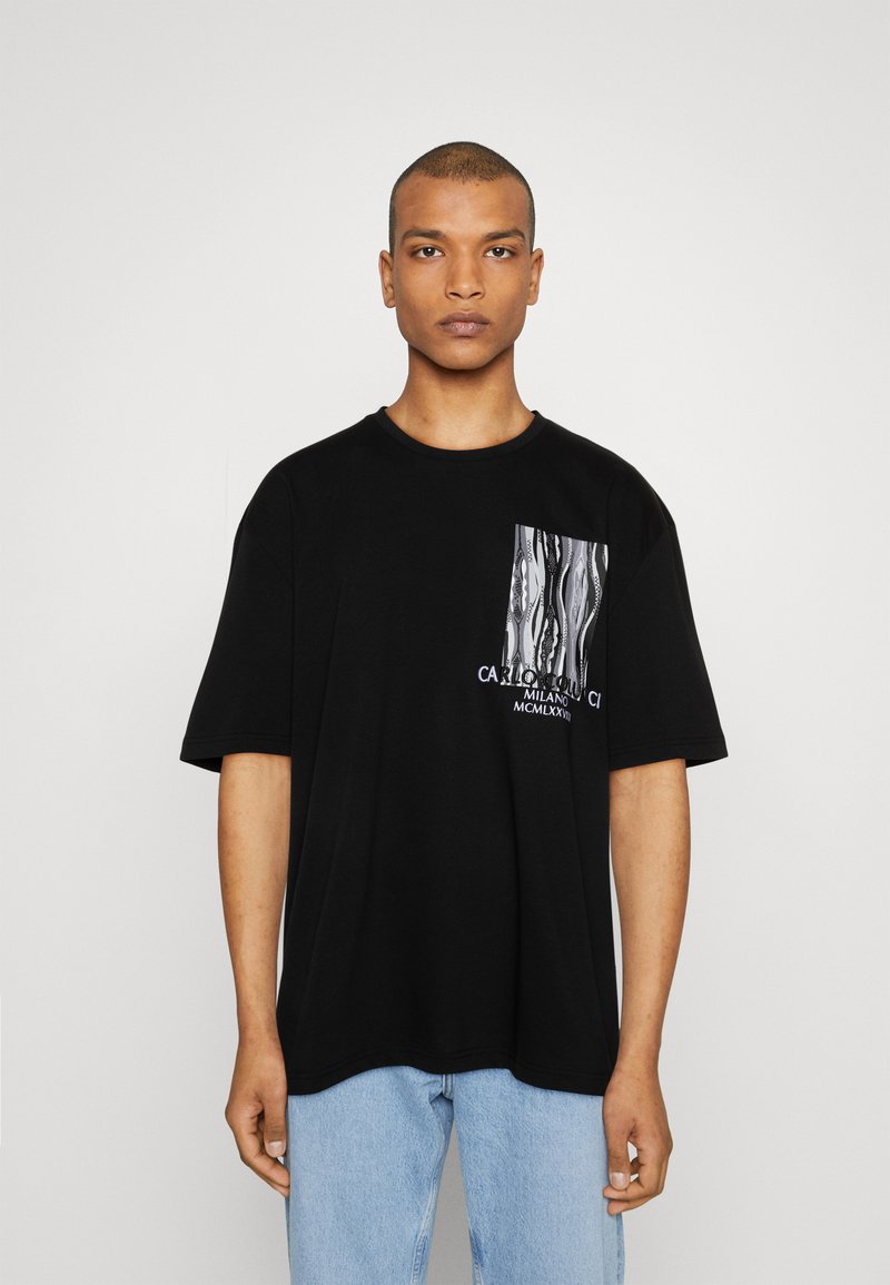 Carlo Colucci Tshirt schwarz bunt M -58-