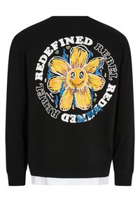 Schwarzes Sweatshirt mit einem großen, bunten Blumenmotiv auf der Rückseite, in das der Text "REBEL REDEFINED" und "STREETWEAR" integriert ist.