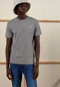 Calvin Klein MICRO LOGO - T-shirt básica - pewter