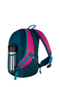 Modra in roza nahrbtnik s oblazinjenimi naramnicami in stransko mrežasto žepko, v kateri je nerjaveča jeklena potovalna skodelica, na belem ozadju.