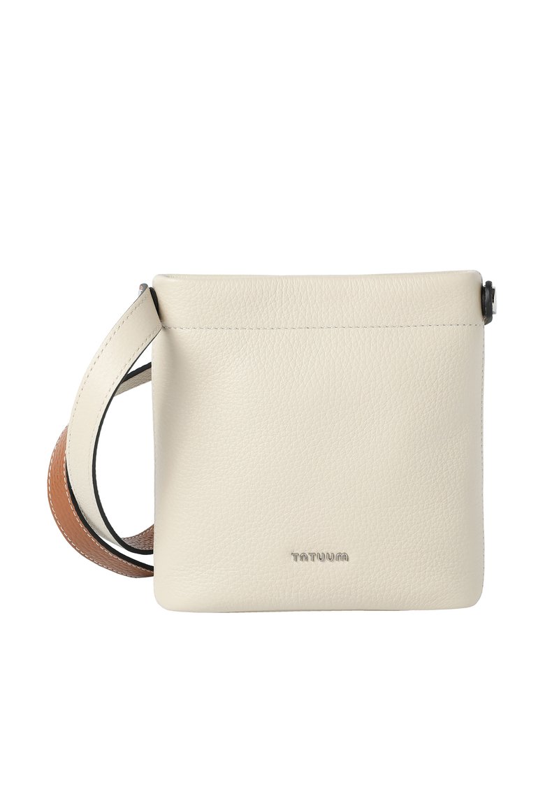 Karinový koženkový crossbody batoh s širokým dvoubarevným popruhem a kovovým logem "TATUUM" na přední straně.