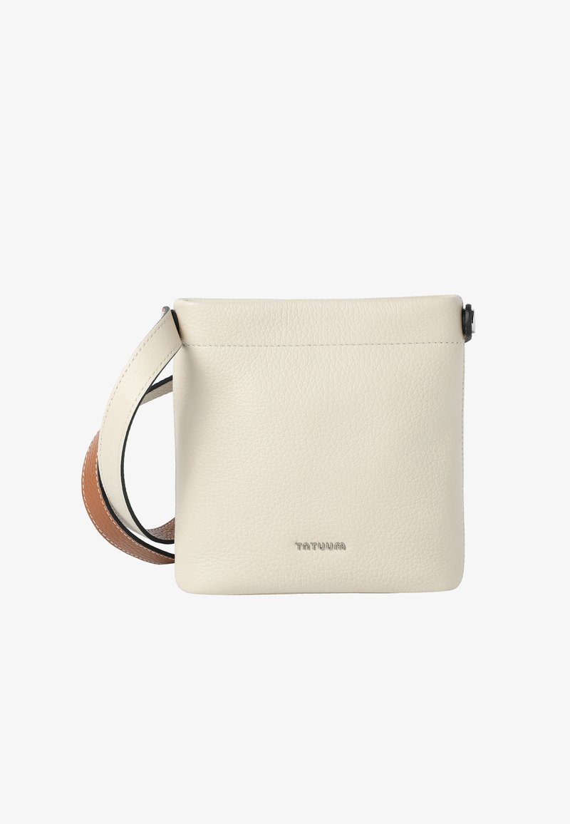 Krēmkrāsas teksturēta ādas crossbody soma ar platu divkrāsu siksnu un metāla "TATUUM" logotipu priekšpusē.