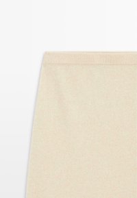 Beiger Strickrock mit geripptem Bund, weicher Textur und einfachem, nahtlosem Design.