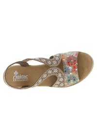 Sandal beige con motivi floreali di taglio laser e una fascia a rete colorata con accenti rossi, blu e verdi. Suola morbida, design aperto.