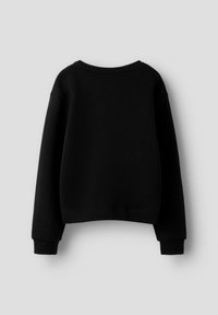 Sweatshirt noir court avec des manches longues, un col rond et des poignets côtelés. Fabriqué en tissu doux avec une texture lisse et sans motifs visibles.