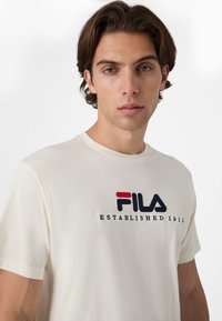 Fila APPAREL VALSERA REGULAR LOGO - Printtipaita - egret
